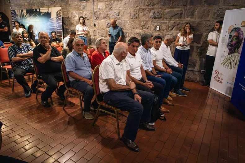 Representantes del Fondo Vitivinícola de Mendoza, intendentes y funcionarios, se acercaron a La Enoteca. 