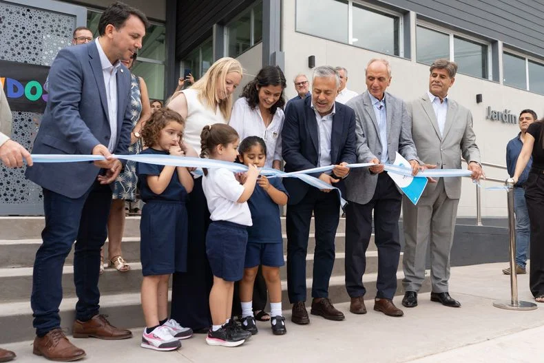 El gobernador Alfredo Cornejo inauguró un jardín en San Martín en el inicio del año escolar. 