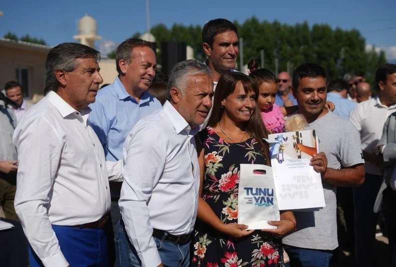 Alfredo Cornejo, Mart&iacute;n Aveiro y Emir Andraos en la entrega de viviendas de Vista Flores.&nbsp;
