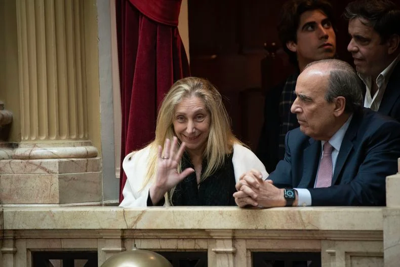Karina Milei junto a Guillermo Francos en la sesi&oacute;n de Ley Bases