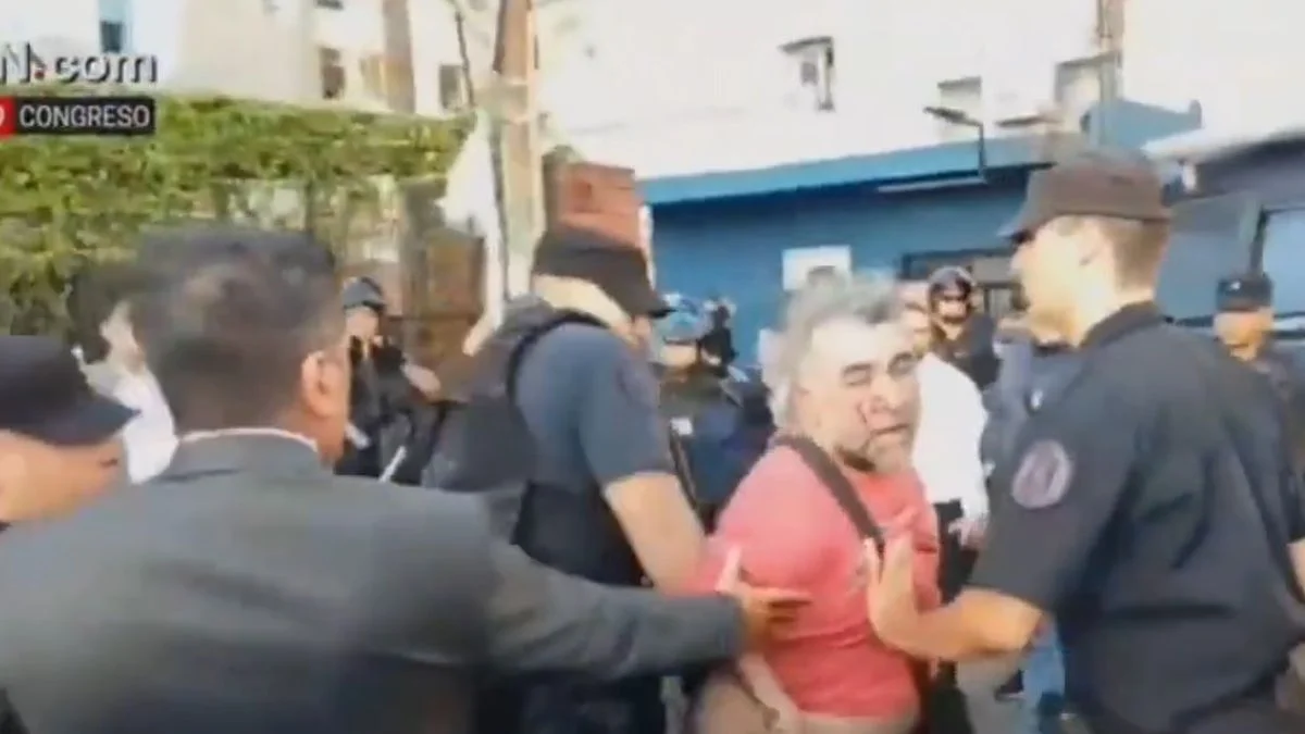 Violento procedimiento en la puerta del Congreso: no se salvó ni el camarógrafo de A24
