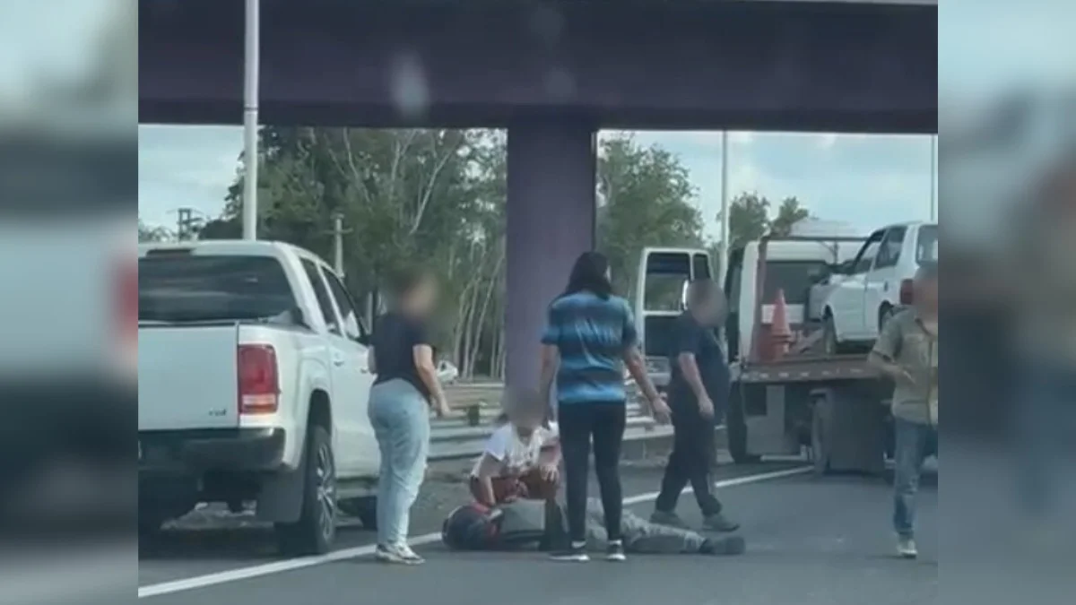 Accidente en el Acceso Sur: un motociclista resultó herido tras chocar con una camioneta
