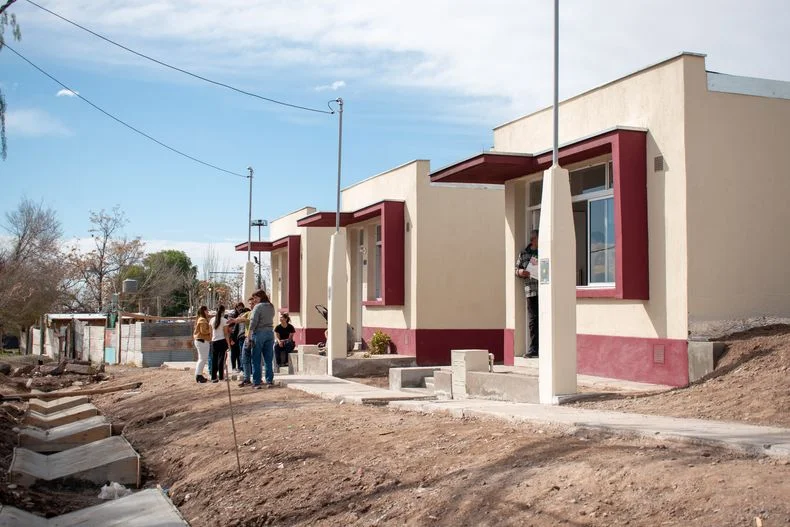 As&iacute; lucen las viviendas que entreg&oacute; el IPV junto al municipio.&nbsp;