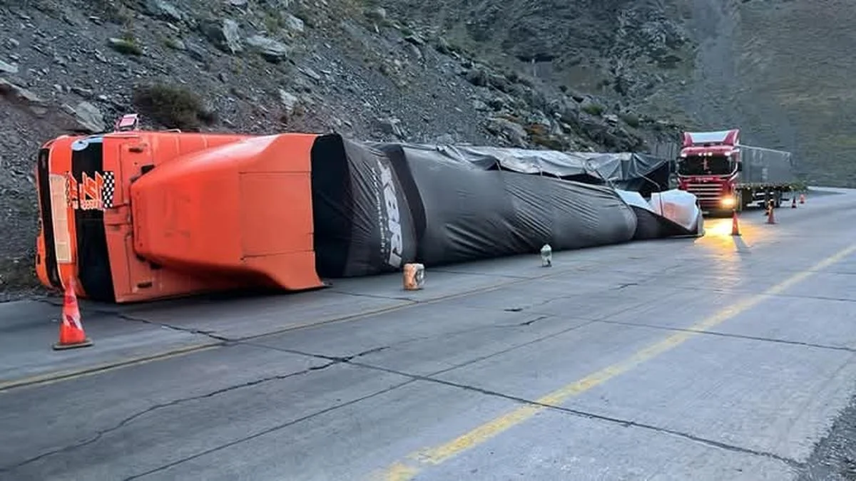 Un camión volcó en el paso internacional y piden precaución al circular