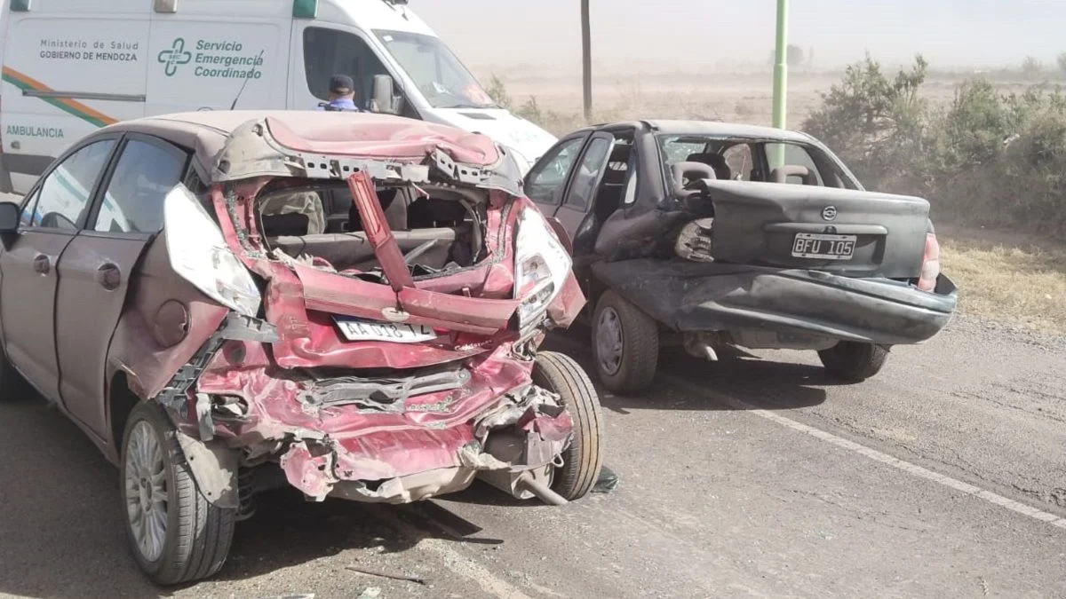 Poca visibilidad por el viento Zonda: un choque entre seis autos y un colectivo dejó lesionados