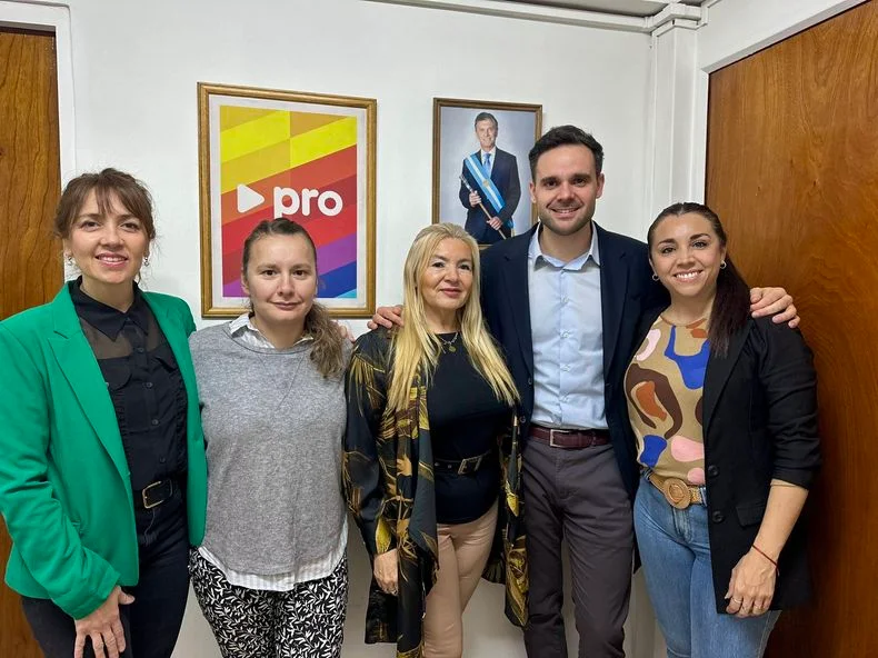 El presidente del Pro, Gabriel Pradines junto a las diputadas del bloque PRO Propuesta Republicana: Jimena Cogo, Stella Huczak, Laura Balsells Mir&oacute; y Cintia G&oacute;mez.&nbsp;