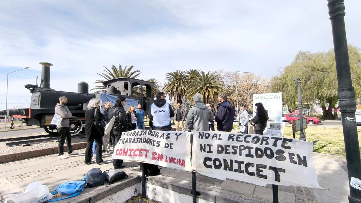 CONICET en San Rafael: trabajadores hicieron una asamblea popular en una plazoleta