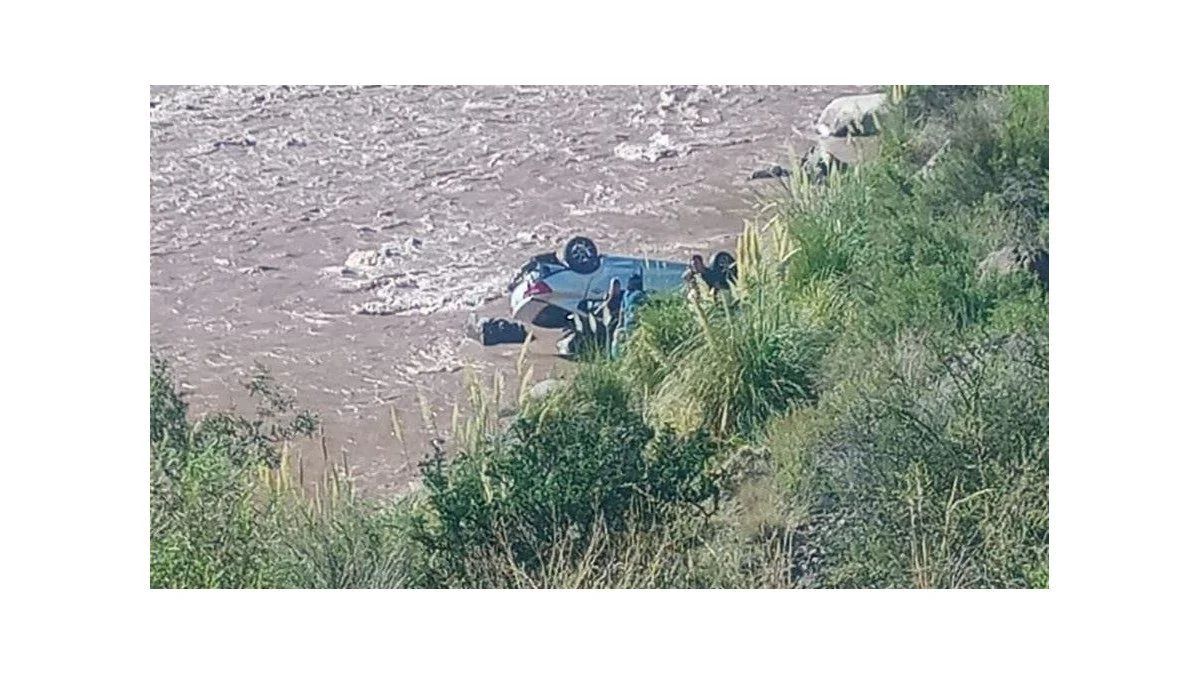 Un auto desbarrancó en la ruta 7 y cayó al río: un herido grave trasladado en helicóptero al hospital Central