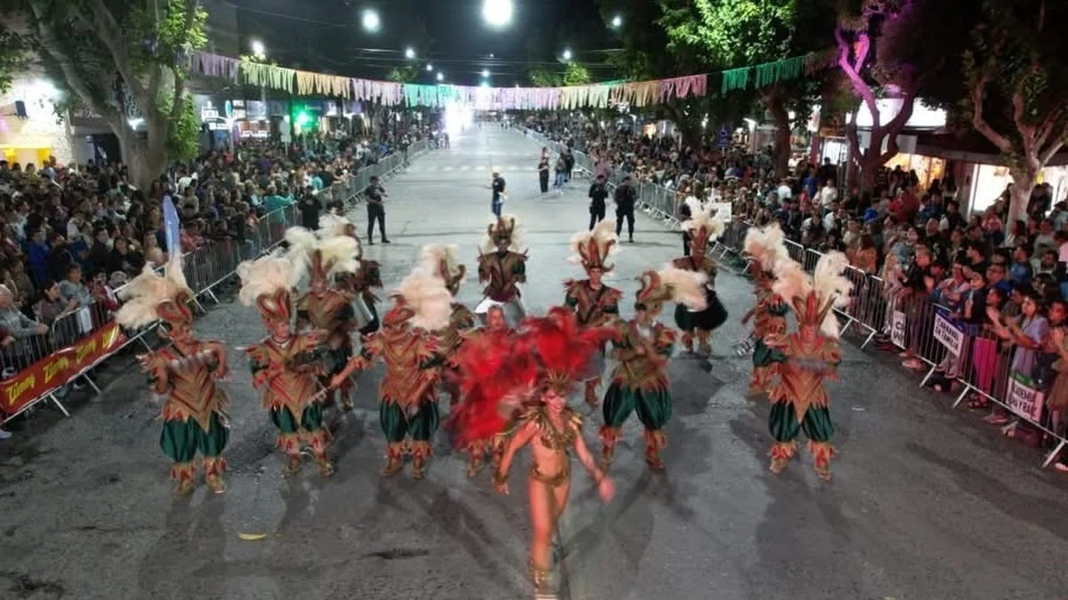 Carnaval a pleno en General Alvear: una de las mejores comparsas del país hizo un cierre histórico