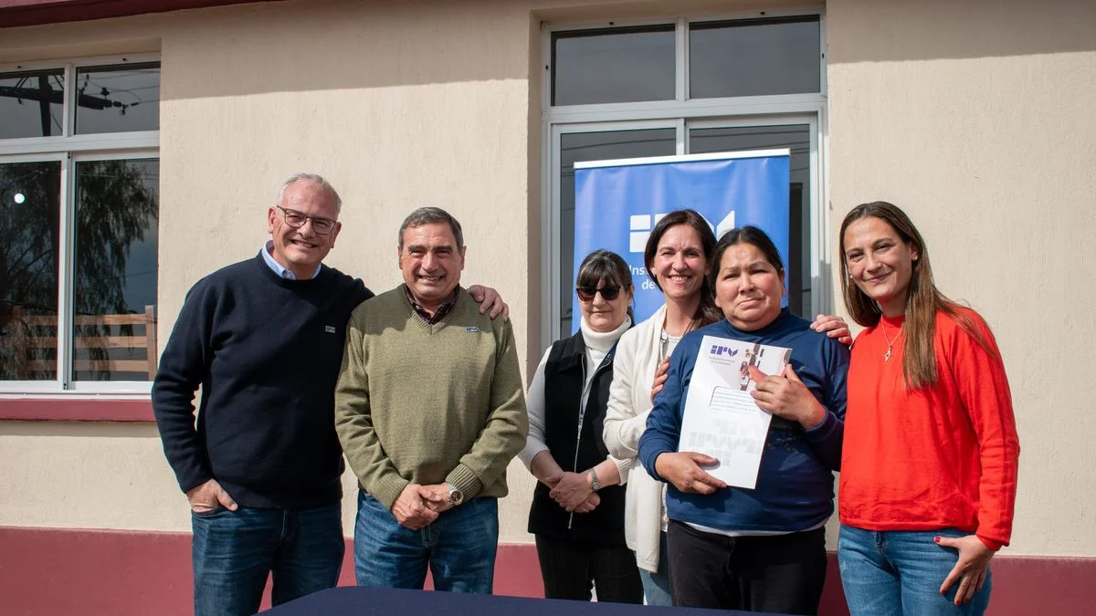 El IPV junto a la municipalidad de Capital entregaron casas en el Barrio Flores Olivares
