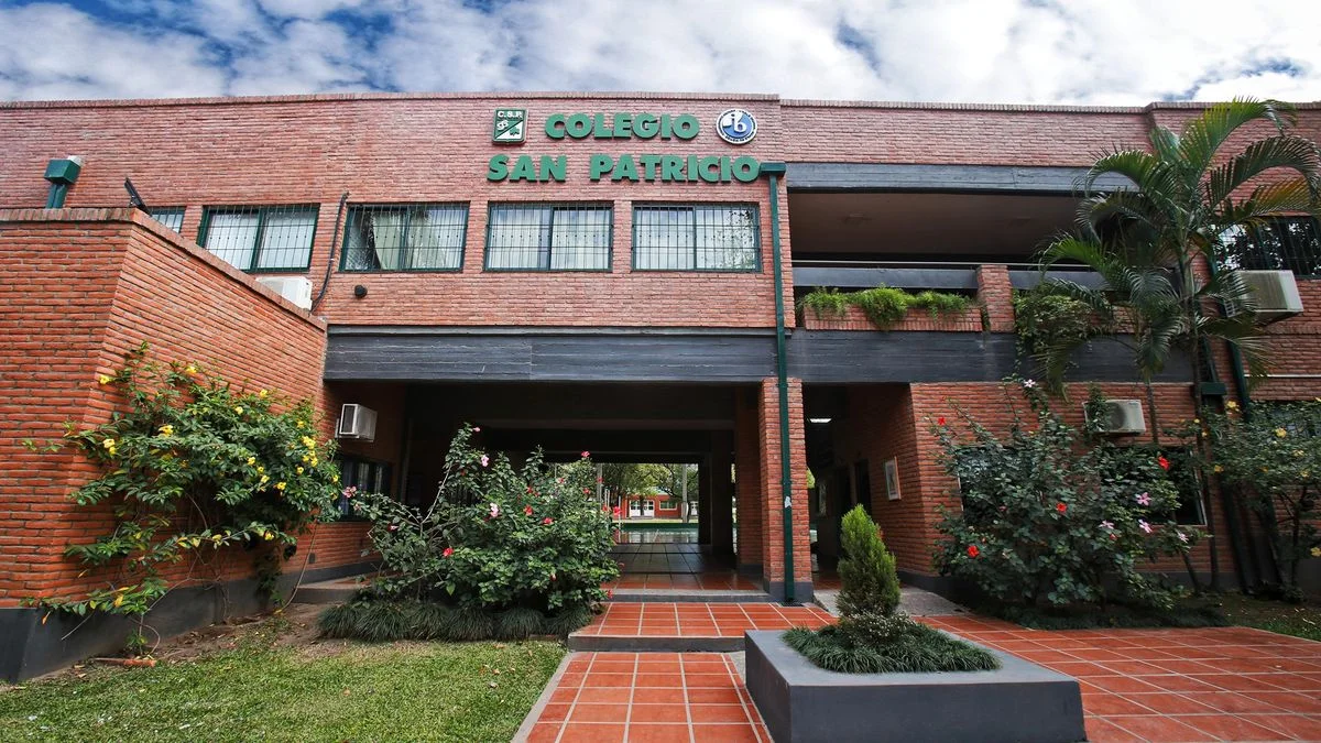 La polémica medida de un colegio de Tucumán: prohibieron a madres usar tops, calzas y escotes