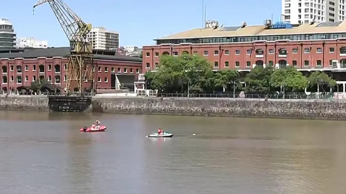 VIDEO IMPACTANTE: Encontraron un cuerpo flotando en Puerto Madero e investigan la causa de su muerte