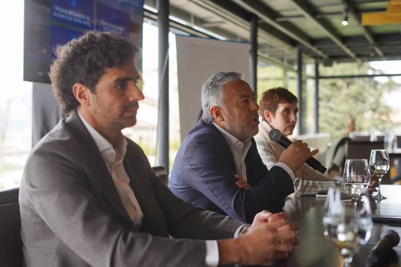 Cornejo junto a sus ministros en el Hotel Potrerillos anunciando obras. Deportistas advierten sobre el impacto.&nbsp;