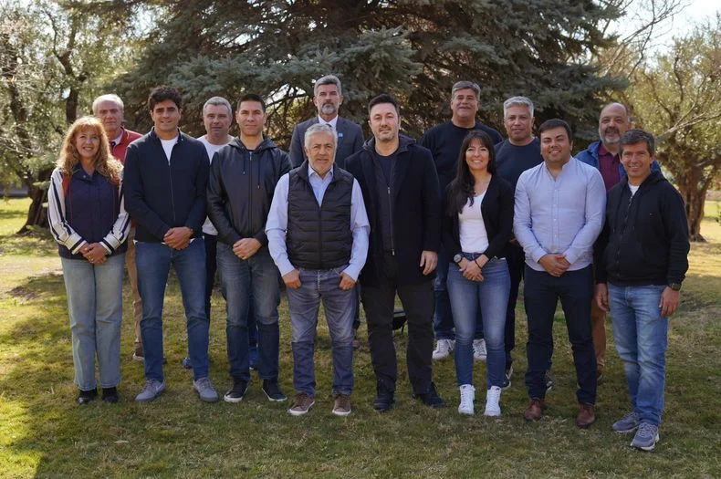 Intendentes, candidatos y dirigentes en la foto oficial tomada en los jardines de la Residencia Oficial.&nbsp;