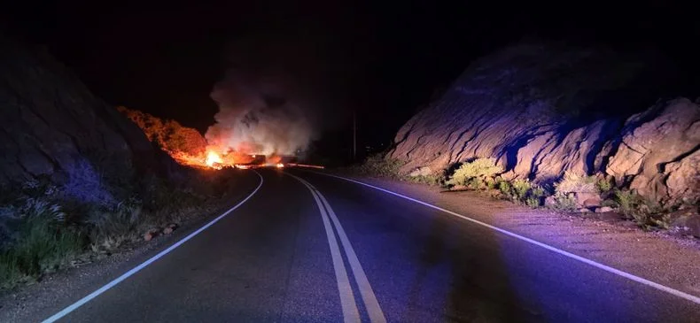 El fuerte accidente involucró a dos camiones, que se incendiaron, y un auto