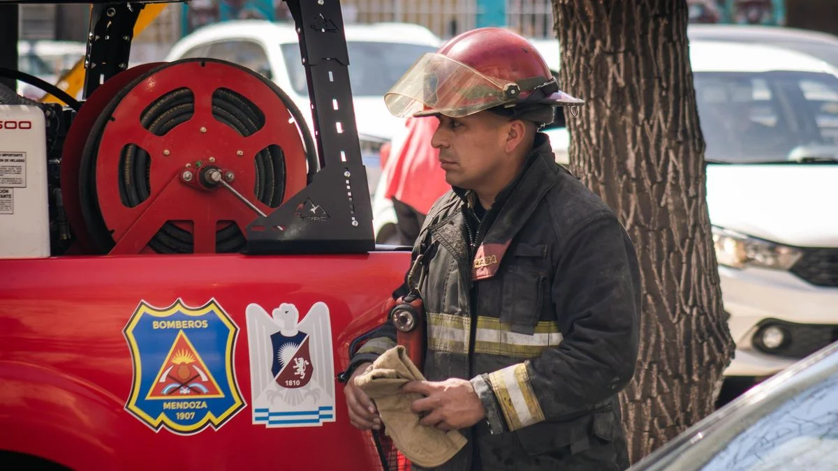Se incendió la ex Bodega Bertona en Maipú: vecinos se alertaron por el humo que se extendió por varias cuadras