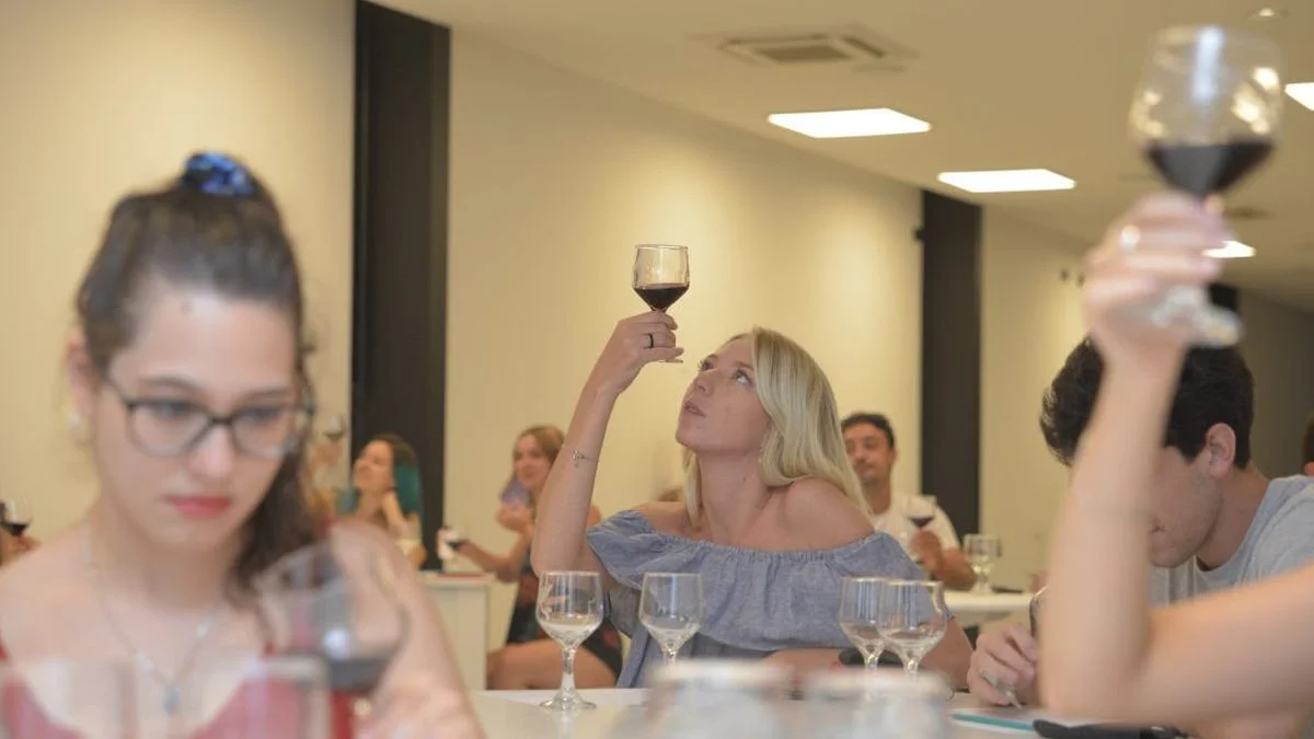 "Cata a Ciegas": de qué se trata la propuesta de la Ciudad sobre vinos en un lugar emblemático