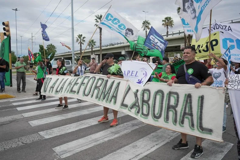 Postal de la protesta gremial en el nudo vial contra la reforma laboral encarada por Javier Milei. 