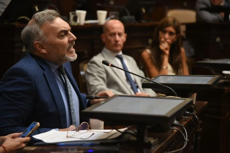 F&eacute;lix Gonz&aacute;lez (PJ) destroz&oacute; el proyecto oficialista y dijo que lo redactaron desde "el club de fans de Patricia Bullrich".&nbsp;