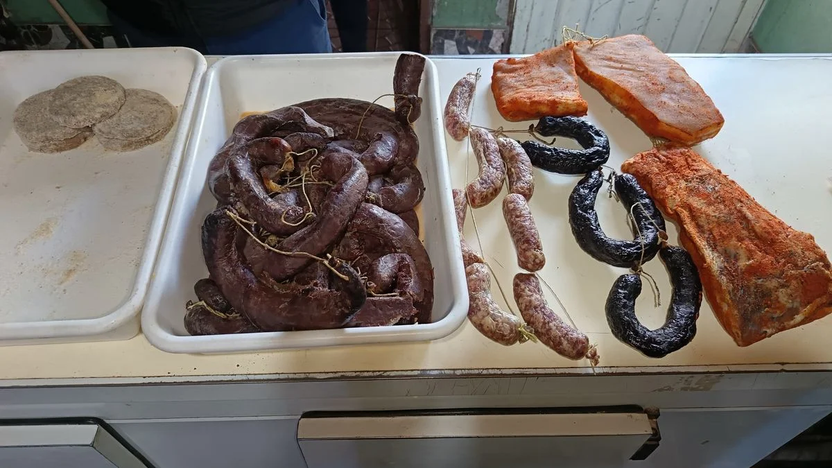 Desbaratan una cocina clandestina en Junín: secuestraron más de 15 kilos de embutidos