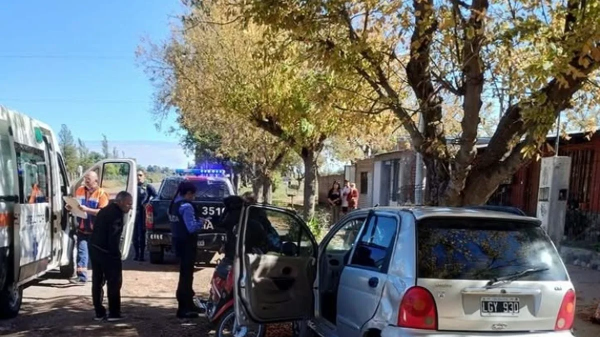 Accidente en San Rafael: esquivó una moto y quedó con el auto ruedas para arriba