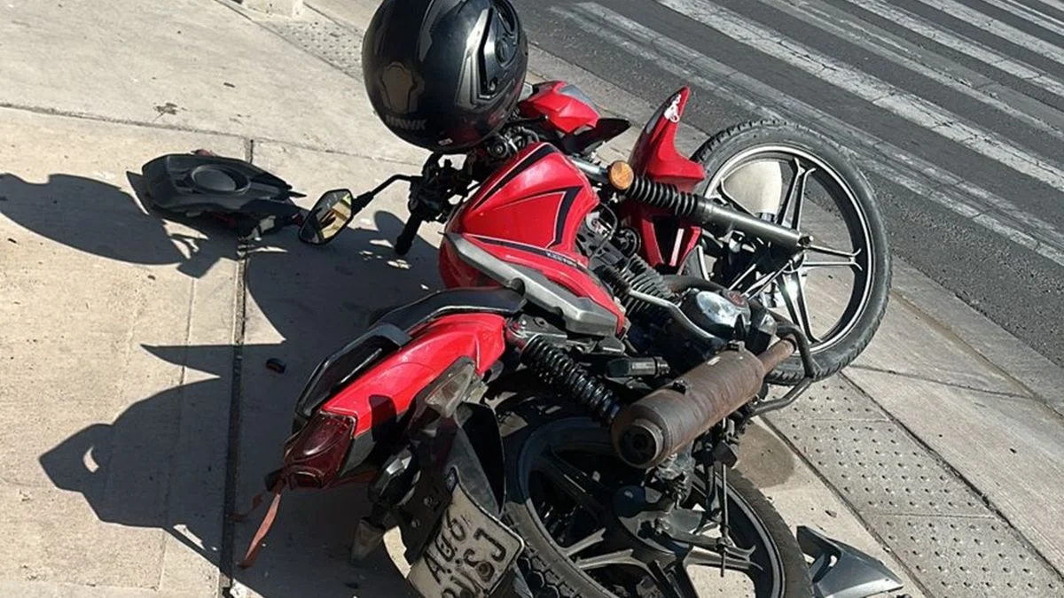 Un motociclista chocó contra un vehículo en Guaymallén y tuvo que ser trasladado al Hospital Central