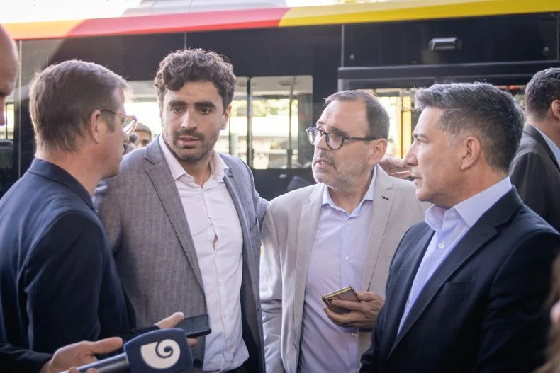 Natalio Mema, ministro de Gobierno, en la presentación de las nuevas unidades a GNC se refirió al aumento del boleto. 