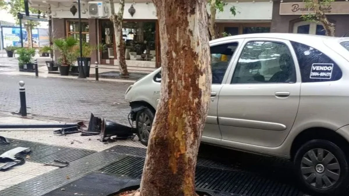 Multas en San Rafael: un automovilista deberá pagar un monto millonario por romper pilardas y farolas