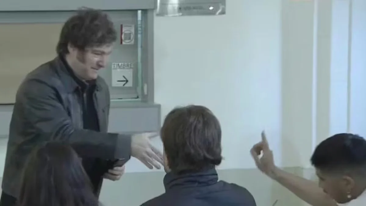 El incómodo momento de Milei al votar: un fiscal se negó a saludarlo