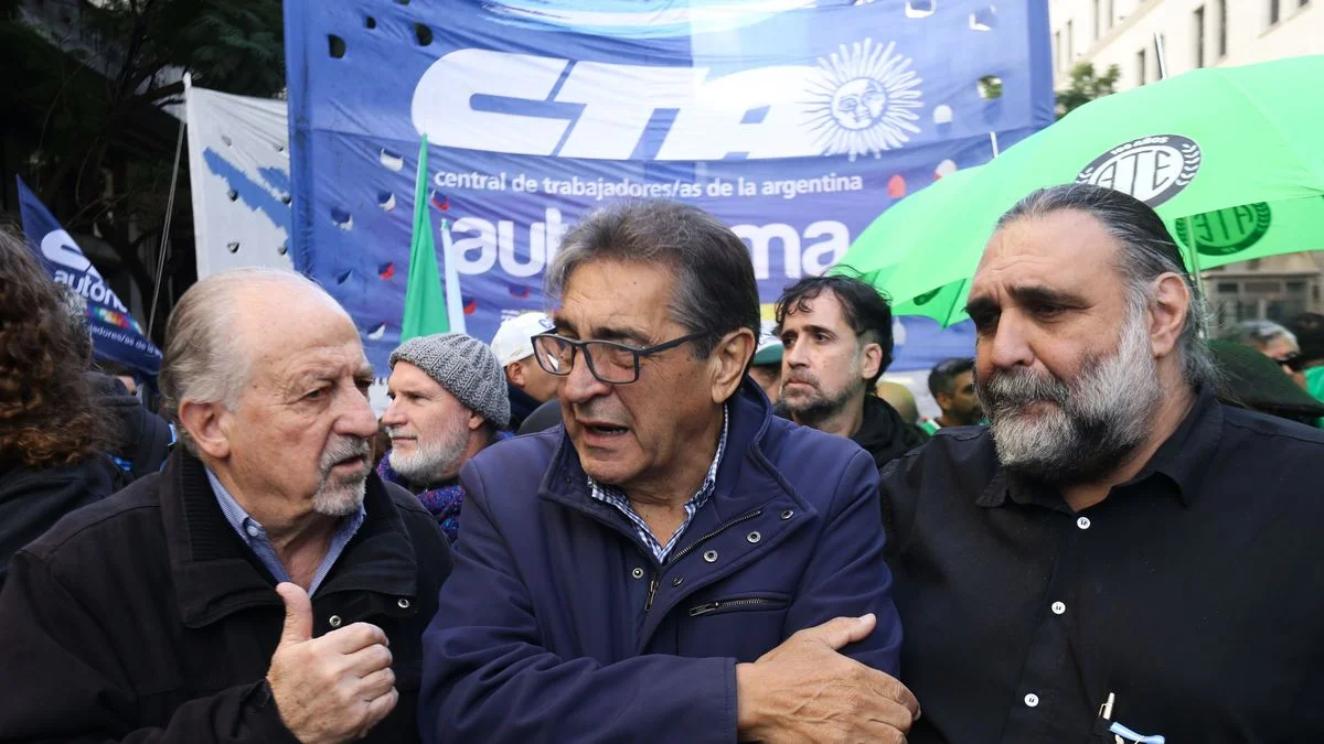 En medio de la limitación a la huelga, la CTA se movilizó y la CGT se reunió con el Gobierno