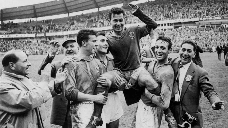 Just Fontaine, el goleador que meti&oacute; 13 goles en un solo Mundial.