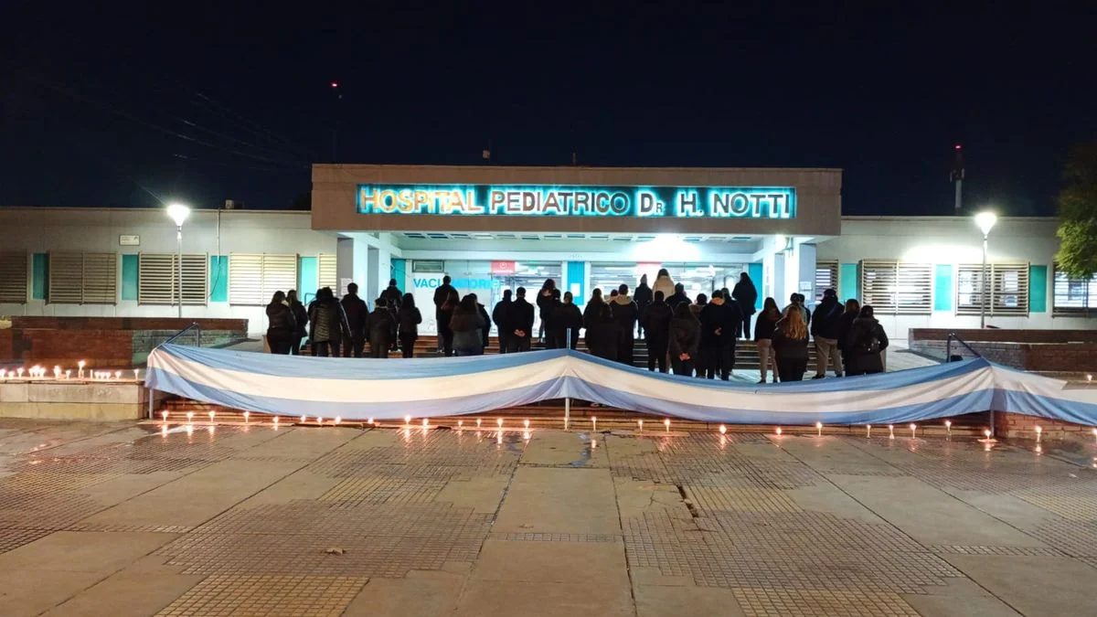 Trabajadores del Hospital Notti realizaron una vigilia en reclamo de mejoras salariales