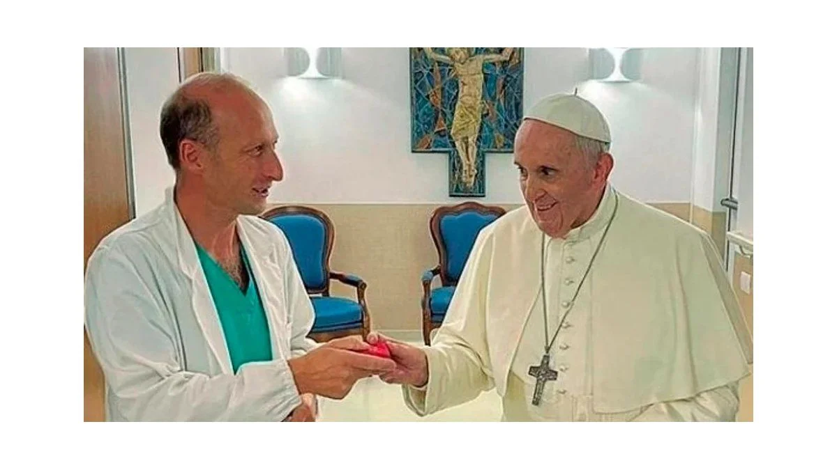 El médico del Papa Francisco contó cómo fueron sus últimos momentos de vida: "Tenía los ojos abiertos"