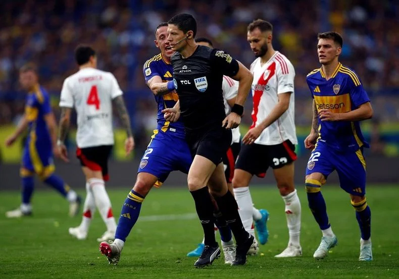 Los tres &aacute;rbitros que suenan para dirigir el Supercl&aacute;sico.