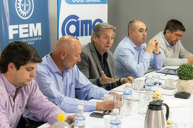Emir Félix junto a Santiago Laugero, presidente de la FEM