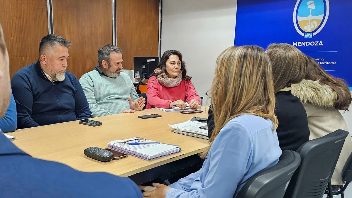 Los gremios vuelven a paritarias tras la oferta de Cornejo que hace perder 4% del salario de aquí a diciembre