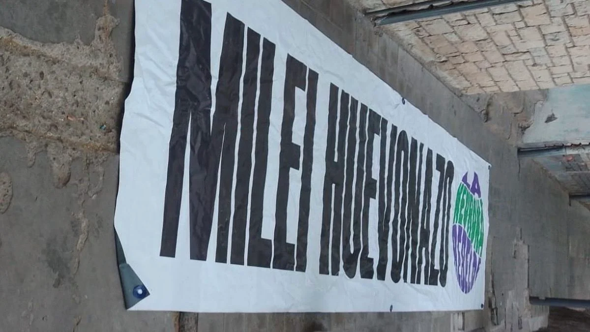 Militantes que colgaron cartel contra Milei en el ingreso a la Ciudad fueron aprehendidos por unas horas