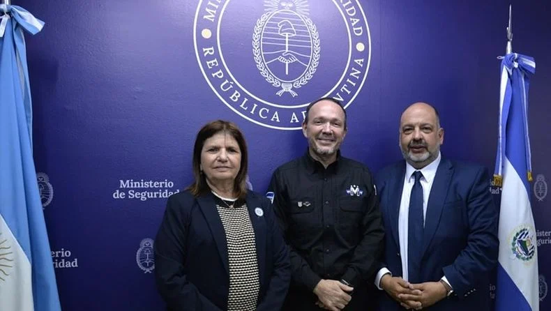 La ministra de Seguridad Nacional, Patricia Bullrich junto a Néstor Majul, uno de sus funcionarios. 