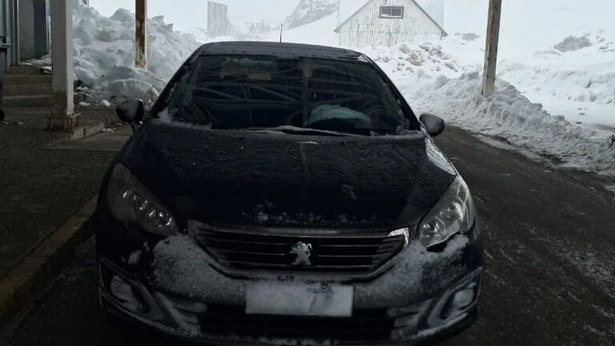 Por la nieve, un mendocino tuvo que manejar marcha atrás hasta la aduana chilena