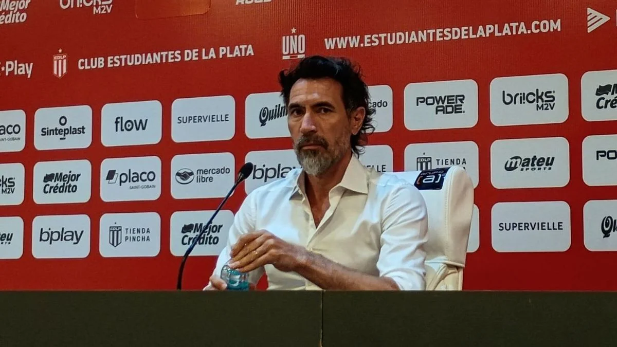 La furia viral del DT de Estudiantes con un cronista tras el triunfo ante Boca: "No me hagas muecas"