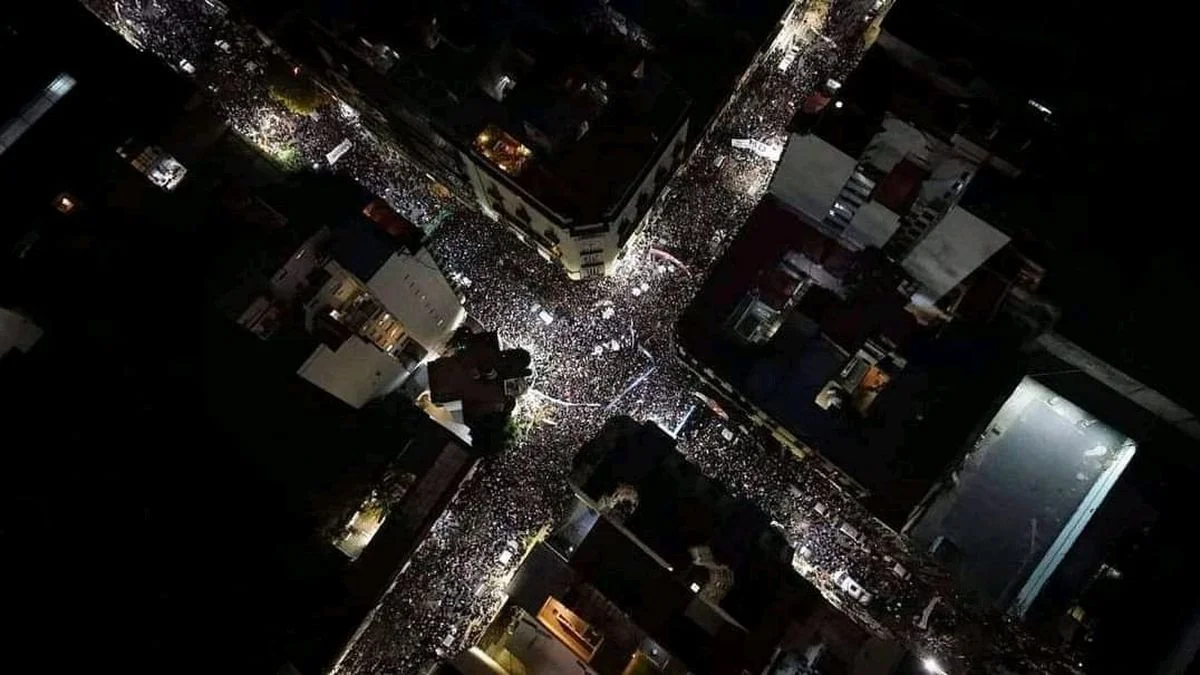 Una multitud acompañó de noche y en la madrugada a Cristina Kirchner tras la condena