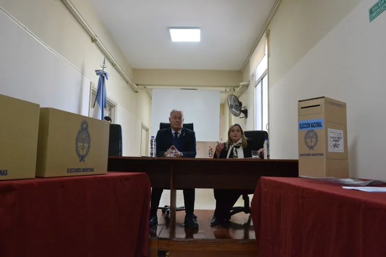 Gustavo Casti&ntilde;eira de Dios y Susana Pravata, magistrados federales y miembros de la Junta Electoral Nacional Distrito Mendoza.