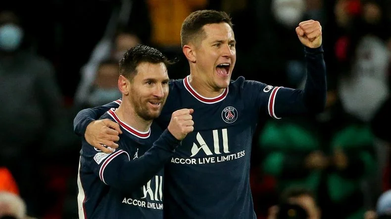 Herrera celebra un gol del PSG con Lionel Messi.&nbsp;