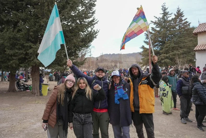 Con la wiphala y la bandera argentina, este grupo de amigos llegó desde Buenos Aires. 