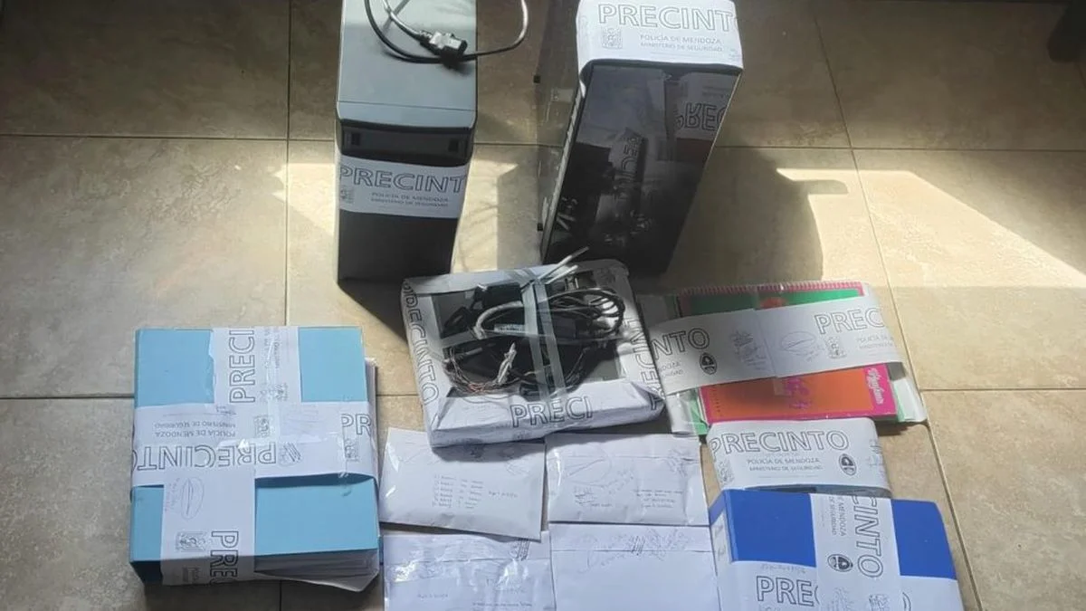 Un abogado y dos socios investigados por estafas: qué secuestró la policía en allanamientos en Gran Mendoza