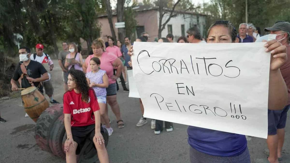 Anabel Fernández Sagasti recorrió Los Corralitos: los vecinos están hartos de los líquidos cloacales