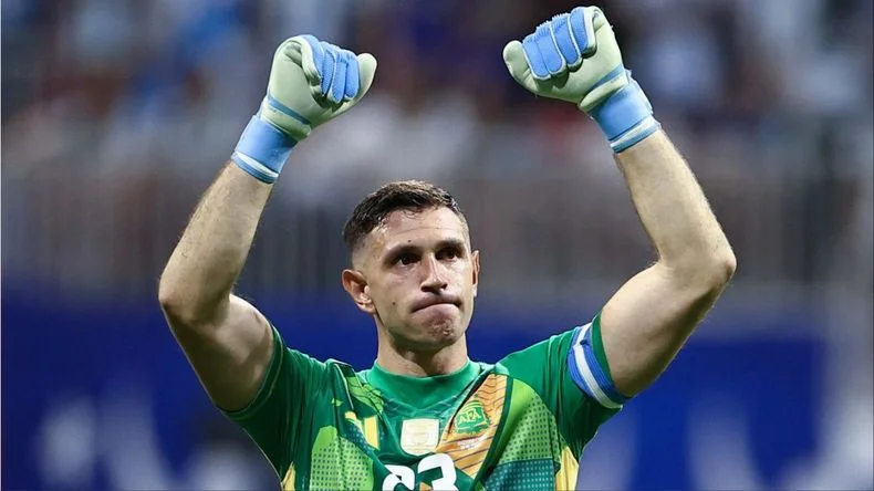 El Dibu Mart&iacute;nez podr&iacute;a cambiar de club antes del Mundial.