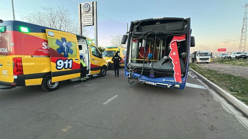 El colectivo quedó dañado en su parte frontal tras el accidente