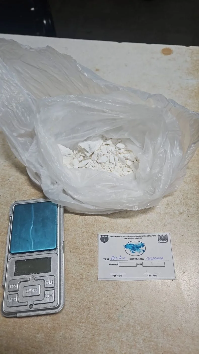 La coca&iacute;na y la balanza digital secuestradas durante el procedimiento