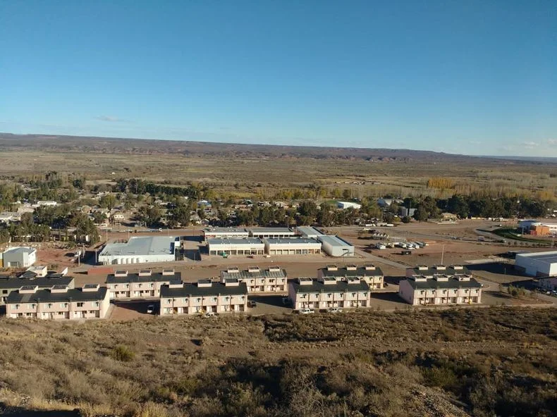 El pequeño poblado de Añelo ofrece profundos contrastes: containers adaptados para viviendas de los obreros, cómodos hoteles para los gerentes de las petroleras y un poblado con significativas carencias, como calles de tierra en pleno centro. 